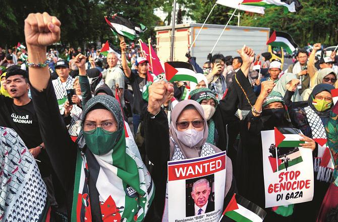 Demonstrators protest in Jakarta in support of the Palestinians. Photo: AP/PTI