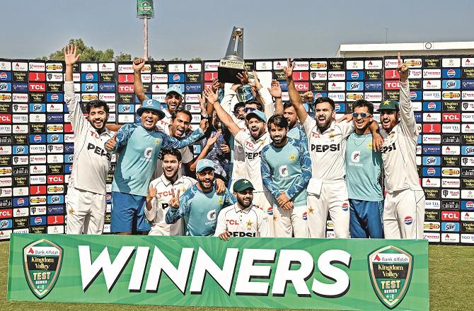 Pakistan also captured the series by winning 2 consecutive Test matches against England. Photo: INN.