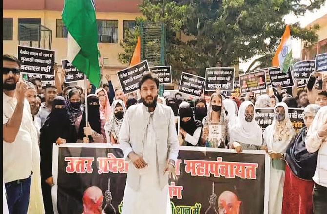 Muslims can be seen protesting against `yeti` in Agra. Photo: INN