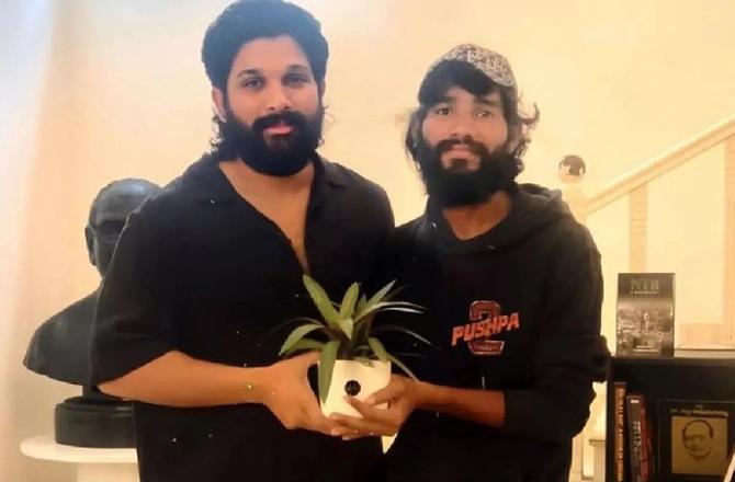 Allu Arjun with his fan. Photo: INN.