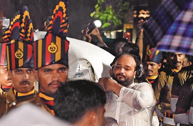 The funeral procession of Baba Siddique was taken to the big graveyard with official honours. Photo: INN.