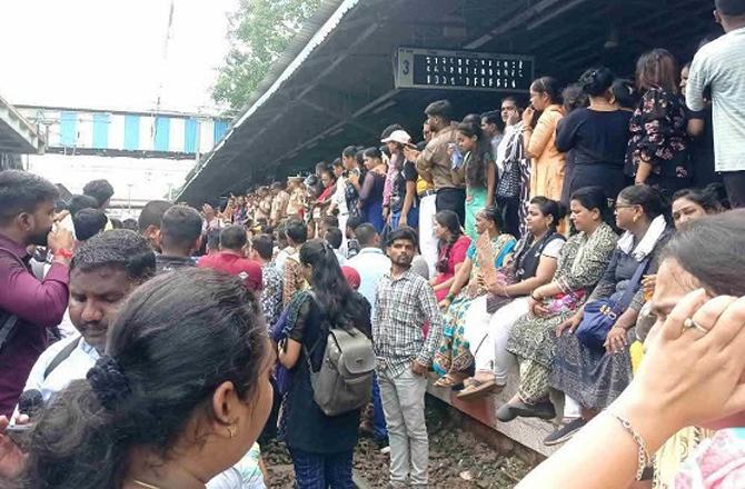 Protesters protesting at Badlapur railway station after rape. Photo: INN.