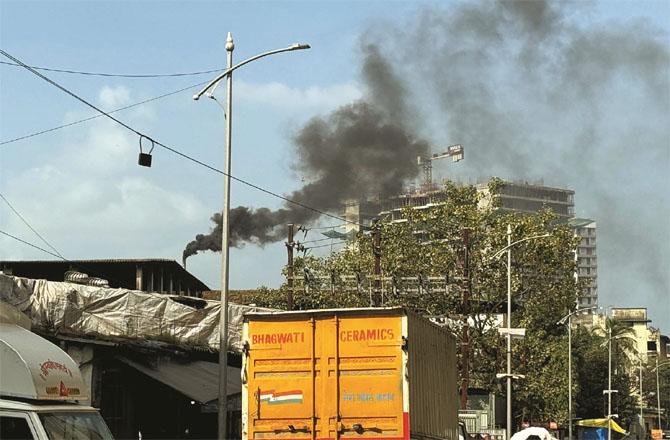 Smoke can be seen billowing from the chimney of a company in Bhiwandi. Photo: INN