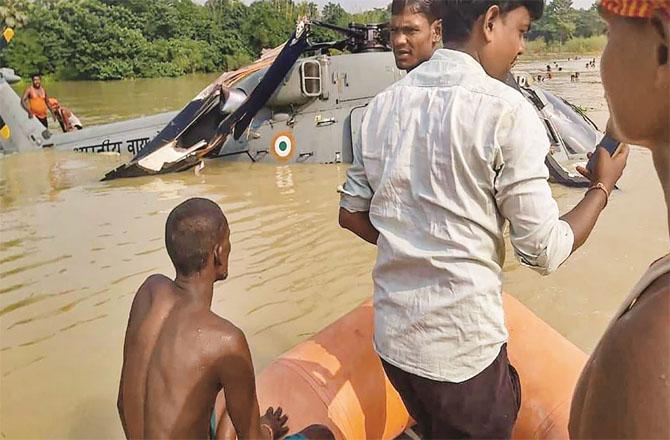 The crew of the helicopter engaged in the rescue operation was rescued by the villagers, the Air Force ordered an investigation into the accident