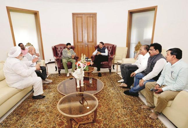 BJP leader Devendra Farnavis was met by RPI(A) chief Ram Das Athawale and other Mahayoti leaders. Photo: INN