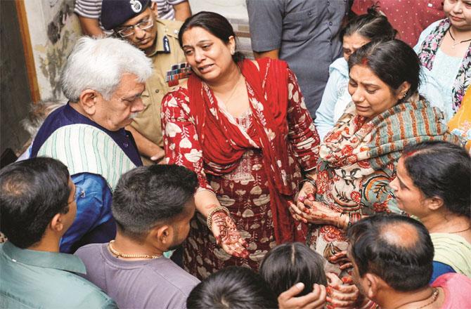 Lieutenant Governor Manoj Sinha met the family of Shashi Abrol, who died in this attack