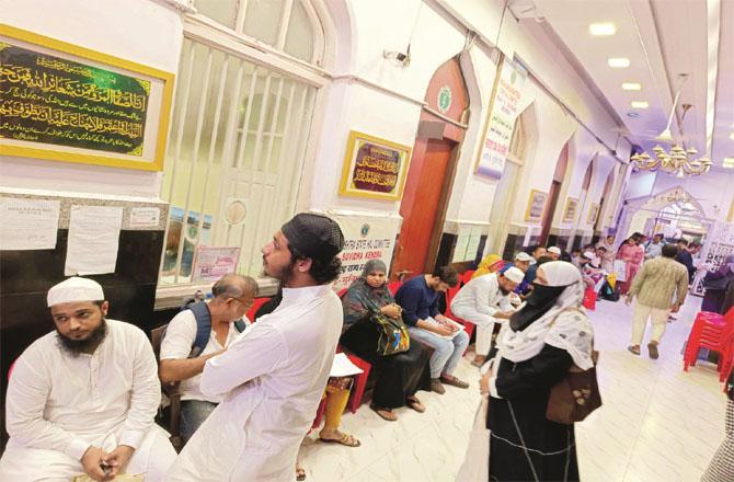 Selected pilgrims coming to submit their documents to the Hajj Committee