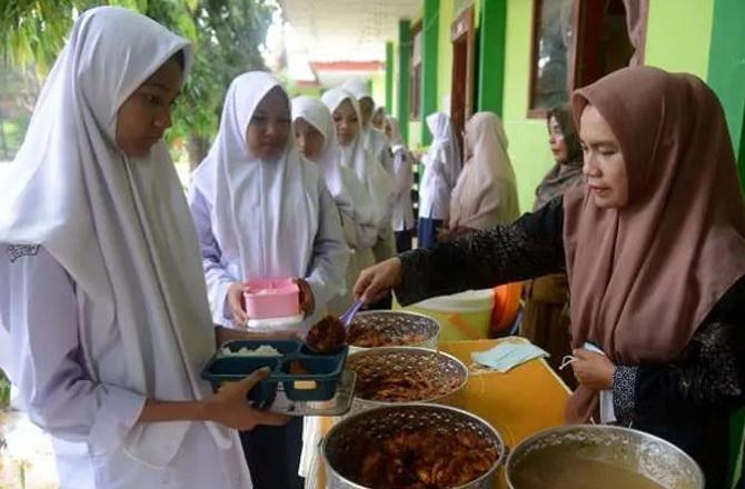 Food is being provided to students in Indonesia. Photo: INN.