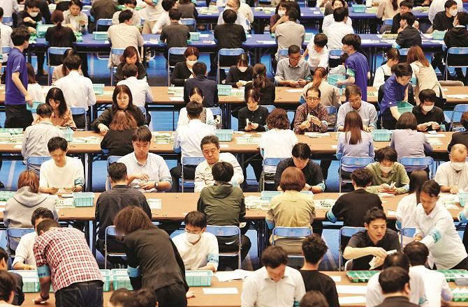 Votes are being counted in Tokyo, the capital of Japan. Photo: INN.