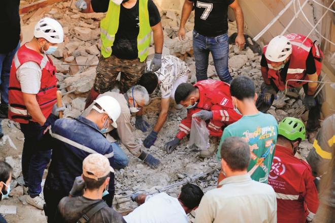 After the Israeli attack in Beirut, the rescue team is searching for the buried people by removing the debris. Photo: INN