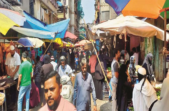 Zakaria Street on Muhammad Ali Road was crowded from morning to night