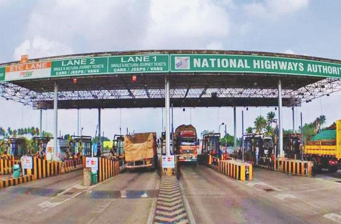 Now small vehicles will not have to stop at the toll gate. Photo: INN