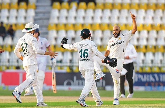 Pakistan bowler Sajid Khan is celebrating by dismissing the English batsman. Photo: INN.