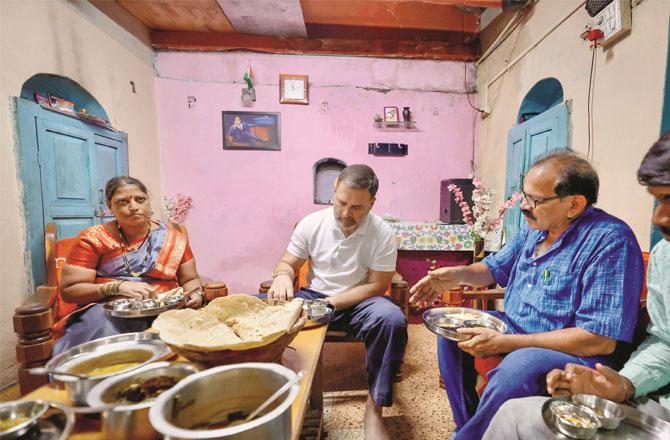 Rahul Gandhi eating at the home of a Dalit family in Kolhapur. Photo: INN