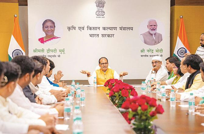 Union Minister Shivraj Chauhan talking to his team. Photo: PTI.