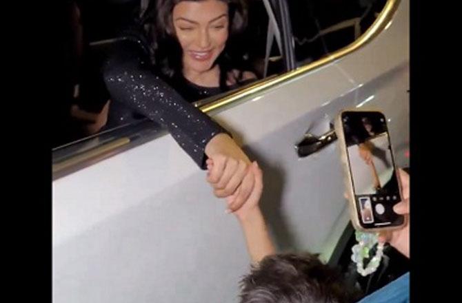 Sushmita Sen meeting her fan. Photo: INN