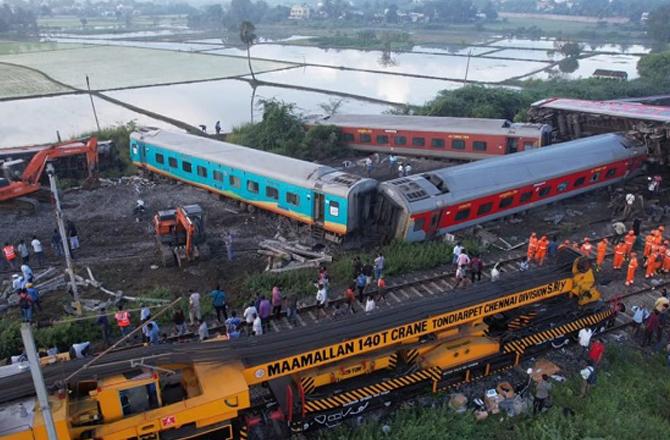 After the accident, workers could be seen removing the coaches of the train from the tracks. Photo: IN