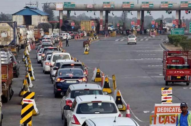 Vehicles pass through a toll booth in Mumbai. Photo: INN.