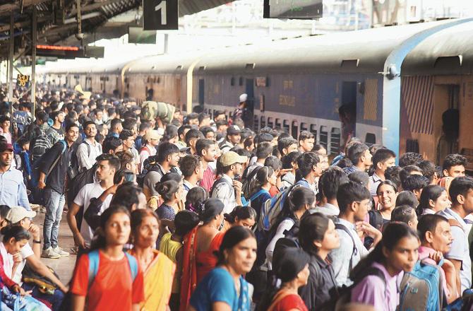 These days there is a similar situation of congestion at every railway station. Photo: INN.