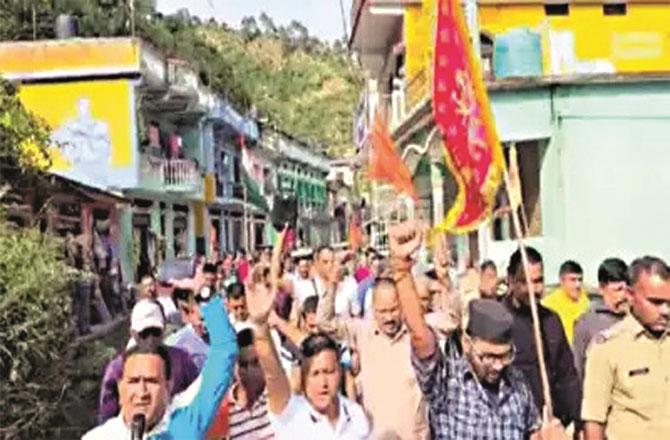 Taking out a rally in Khansar of Sharapsandchamoli district