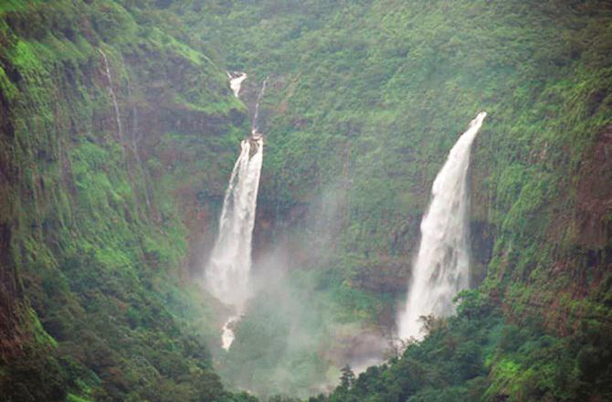 2 big waterfalls can be seen here. Photo: INN.