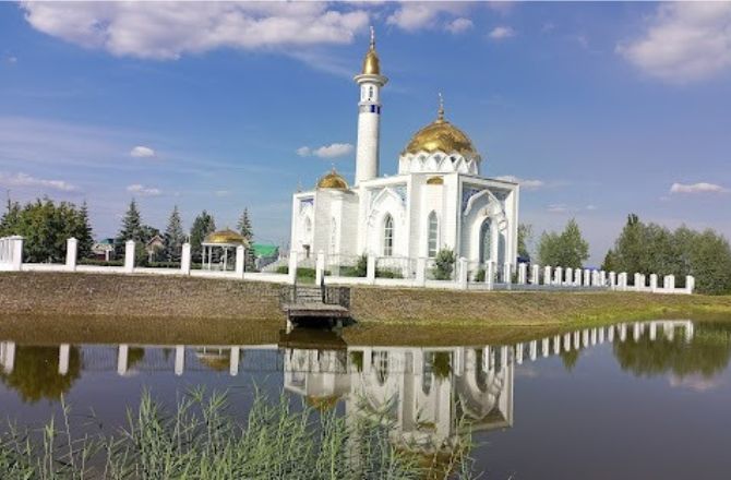 صوفیہ مسجد، جمہوریہ باشکورستان (جس کی تعمیر ۲۰۰۸ء میں ہوئی تھی):جمہوریہ باشکورستان (یا باشقیرستان) کے ایک گاؤں کانتیوکوفکا کی زیرنظر خوبصورت مسجد کا نام صوفیہ مسجد ہے ۔ اس علاقے میں تاتار اور بشکر نسل کے لوگ آباد ہیں ۔ اسی گاؤں میں رہائش پزیر &nbsp;ایک شخص رفعت کانتیکوف کی مالی اعانت سے مسجد کی تعمیر عمل میں آئی جو &nbsp;اُن کی والدہ &rsquo;&rsquo;صوفیہ&lsquo;&lsquo; سے منسوب ہے۔ ۲۲؍اگست ۲۰۰۸ء کو مسجد کا باقاعدہ افتتاح عمل میں آیا تھا جس میں اُس وقت کے باشکورستان کے وزیراعظم ریل سربایف، تاتارستان کے وزیر اعظم رستم منیخانوف کے علاوہ دونوں علاقوں کے مفتیان ، مساجد کے سربراہان، ائمہ کرام اور انتظامیہ کے افراد نے شرکت کی تھی۔ کانتیوکوفکا کے ایک مصنوعی حوض کے ساحل پر واقع یہ مسجد سنگ مرمر سے بنائی گئی ہے اور آرائش موزیق اور سونے سے کی گئی ہے۔ مسجد کے مینار پر کلمہ طیبہ کی نقاشی کی گئی ہے۔ افتتاح کے موقع پر یہاں کے ایک محقق کا کہنا تھا کہ &rsquo;&rsquo;صوفیہ&lsquo;&lsquo; دُنیا کے ہندوستانی عجوبہ تاج محل کی یاد تازہ کرتی ہے۔ فرق صرف یہ ہے کہ تاج محل مرحومہ بیوی کی یاد میں محبت کی نشانی کے طور پر بنایا گیا تھا جبکہ یہ مسجد ایک ماں کے اعزاز میں اس کے شکرگزار بیٹے نے تعمیر کروائی ہے۔