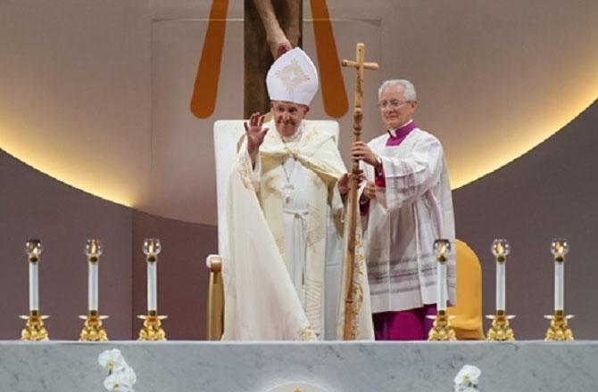 Pope Francis thanks the people after the Singapore address. Photo: PTI