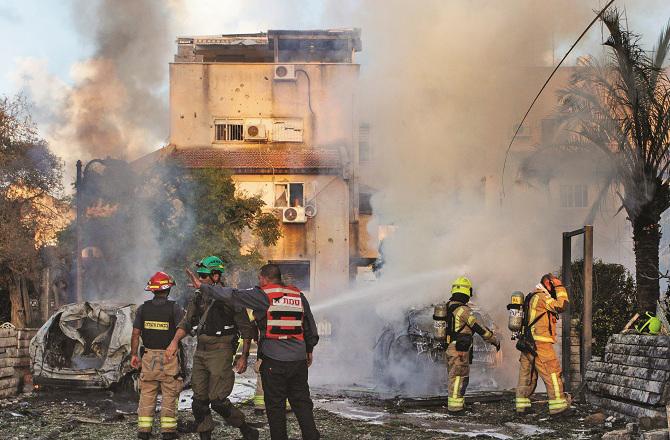 An attempt is being made to control the fire in an area of ​​Israel due to the missile attack. Photo: INN.