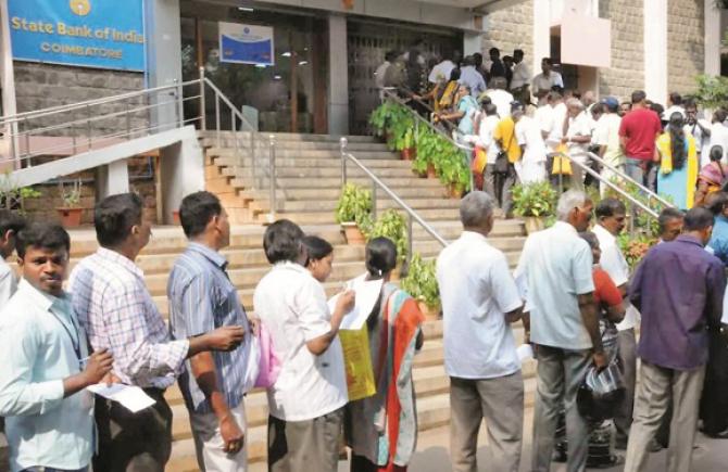 Now there are fewer queues outside banks to deposit money, and longer queues to withdraw money. Photo: INN