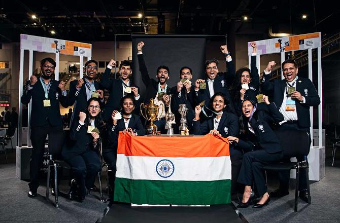 The men`s and women`s chess team look happy after winning gold medals. Photo: INN.