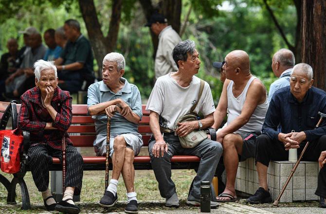 China`s aging population is putting pressure on pension funds. Photo: INN.