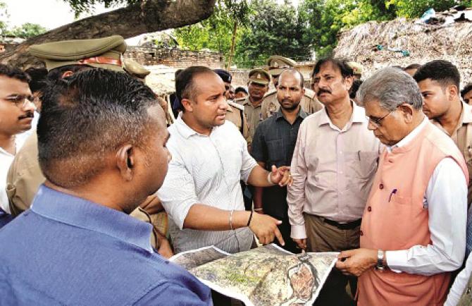 UP Department Forest Minister Dr. Arun Kumar Saxena among officers and villagers. Photo: INN