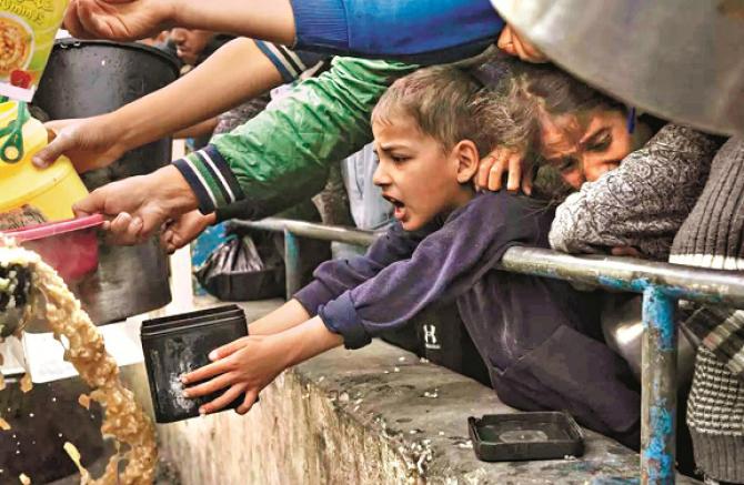 If you survived the bomb and bullet, hunger is killing you! When food is distributed at the food stall set up by UNRWA, this is the situation. Photo: INN