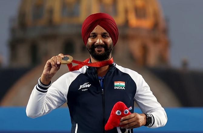 Harvinder Singh showing the gold medal. Photo: INN.