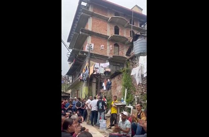 Hindu extremists protesting outside the mosque in  Sanjauli. Image: X