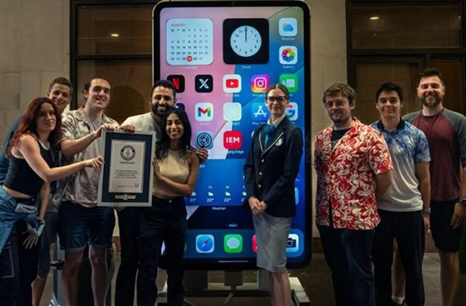 YouTubers and their team getting a Guinness World Record certificate. Photo: INN.