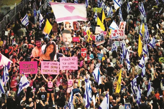 The number of demonstrators in Tel Aviv was more than 500,000. They carried pictures of the hostages. Photo: INN