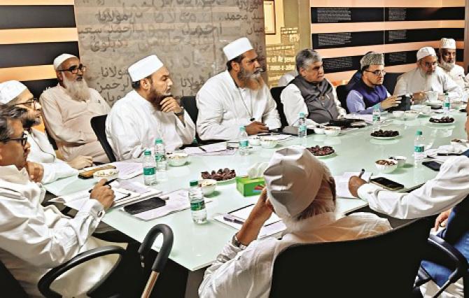 The participants in the meeting of Jamiat Ulema Hind are having a discussion. Photo: INN