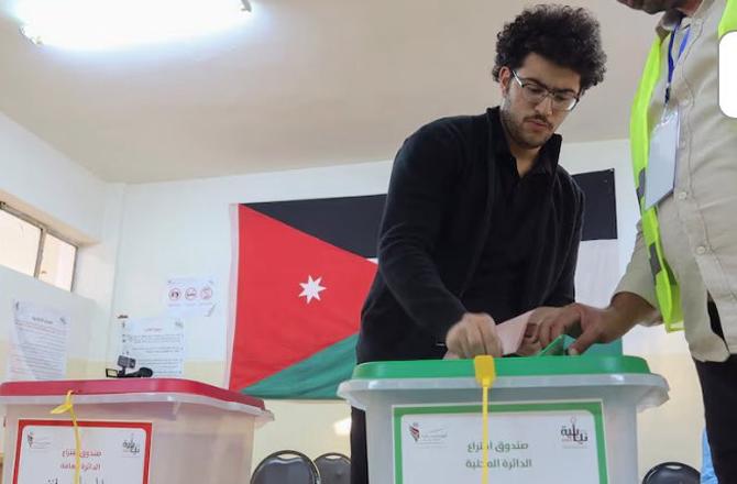 A voter casts his vote during the Jordanian elections. Image: X