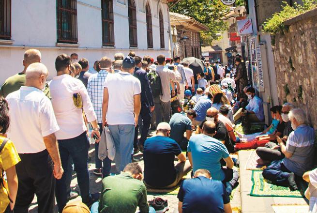 On Fridays, most people reach the mosque at the last minute, some listen to the sermon and some don`t. Photo: INN