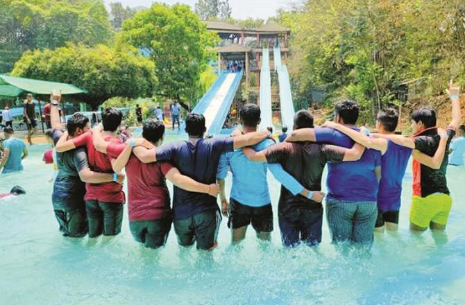 Tourists are having fun at Dream World Water Park. Photo: INN.