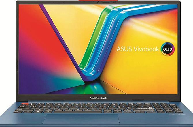 The Asus VivoBook can be viewed from the front when open. Photo: INN.