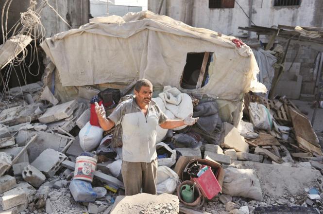 A Lebanese man expresses his grief and anger after the Israeli bombardment of his house, including his house, destroyed yesterday. Photo: INN