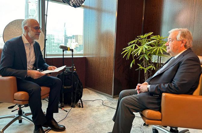 Antonio Guterres (right) giving an interview to Arab News. Photo: INN.