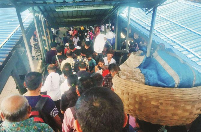 At Malad station, the crowd of passengers descending the platform from the stairs and the GRP men can be seen