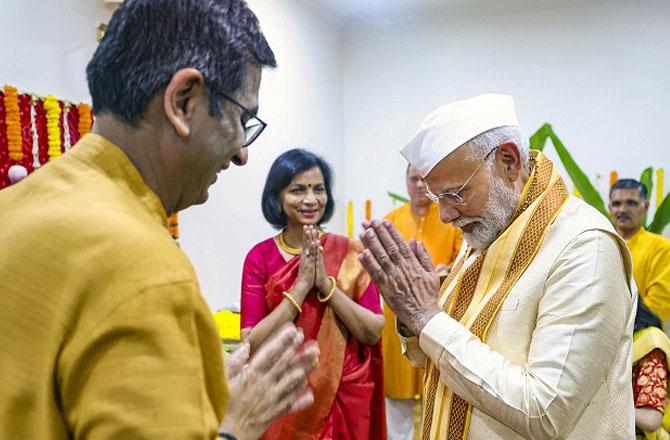 Prime Minister Modi can be seen at the residence of Chief Justice DY Chandrachud. Photo: PTI