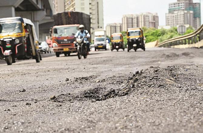 People are passing through a road in Kandivali. Photo: INN.