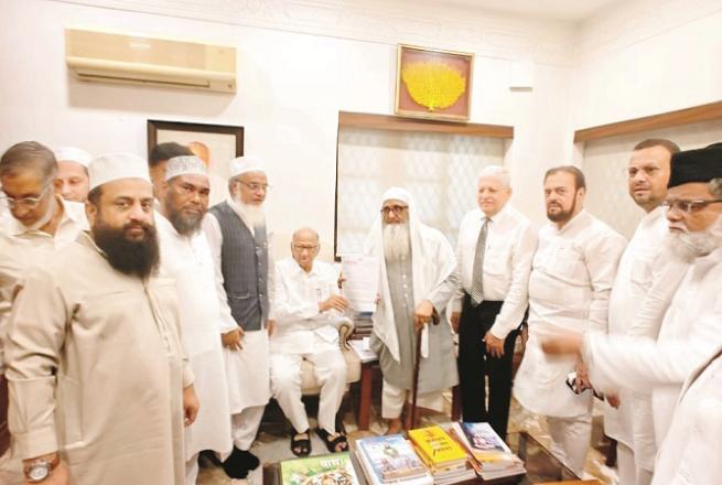 The Muslim delegation met Sharad Pawar at 9 am. Photo: INN