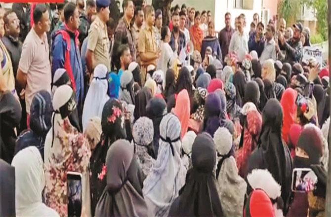 Muslim women protesting outside the police station. Photo: INN