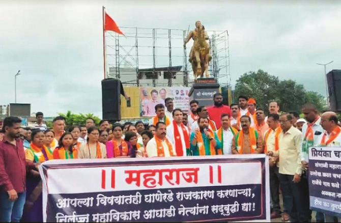 Mahayuti leaders protest against Mahavakas Aghadi in Pune. Photo: INN